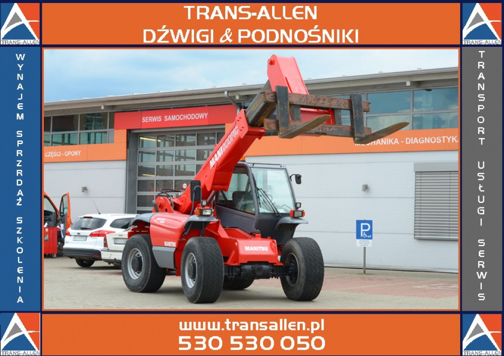 Czerwony podnośnik teleskopowy Manitou z widłami stoi przed budynkiem serwisu samochodowego, widoczny znak parkingu.