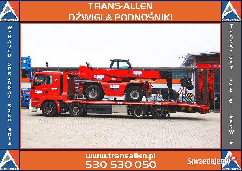Czerwony podnośnik teleskopowy załadowany na czerwoną lawetę, z widocznym budynkiem w tle i logo firmy Trans-Allen na pojeździe i w ramce zdjęcia.