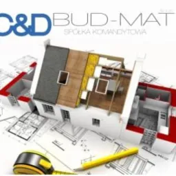 Model dachu z izolacją na planach architektonicznych, oł&oacute;wek i miara zwinięta w tle. Widoczne logo C&D BUD-MAT.