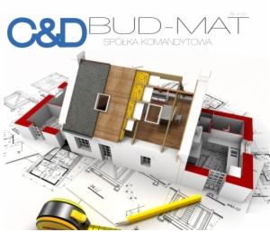 Model dachu z izolacją na planach architektonicznych, ołówek i miara zwinięta w tle. Widoczne logo C&D BUD-MAT.