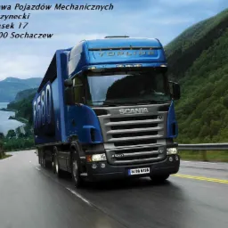 Niebieska ciężarówka Scania R580 na drodze z górskim krajobrazem w tle. Widoczne detale pojazdu i tablica rejestracyjna. Naprawa pojazdów mechanicznych.