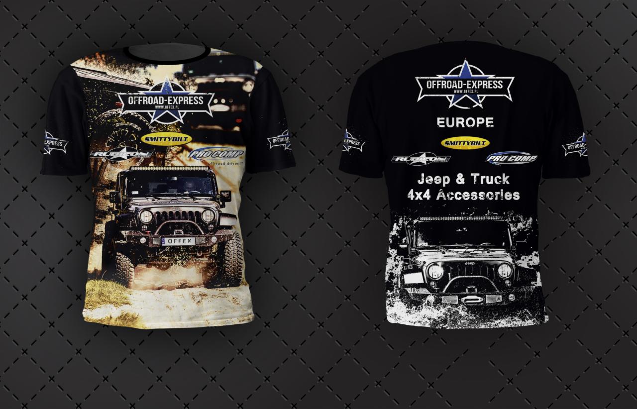 Dwie koszulki termoaktywne z nadrukiem off-roadowego Jeepa i logotypami firm, prezentowane na tle z teksturą.
