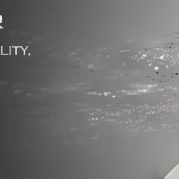 Kobieta z metalowym urządzeniem na oczach, podłączonym do słuchawki, z efektem wizualnym rozpadu na drobne cząsteczki po lewej stronie twarzy, na tle z napisem 'INPLANNER YOUR PLANS IN REALITY...