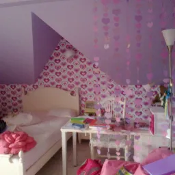 Pokój dziecięcy w odcieniach fioletu i różu, z łóżkiem, biurkiem i ścianą w serduszka. Widoczny skos dachu, lampa stojąca i dekoracje.