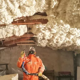 ekipa podczas wykonywania ocieplenia