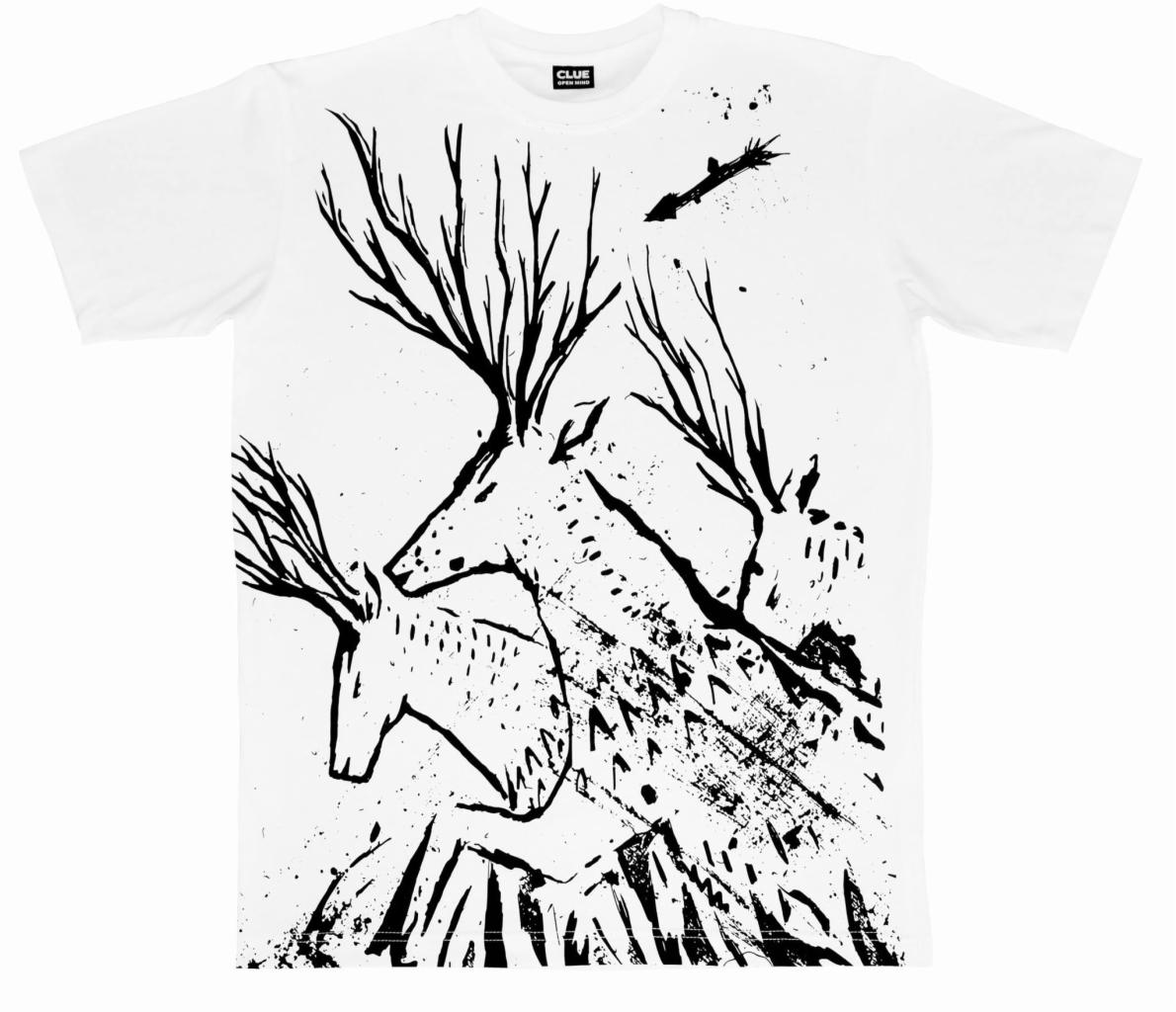 Biała koszulka z czarnym, abstrakcyjnym nadrukiem przedstawiającym trzy jelenie z rozłożystym porożem w stylu malowideł naskalnych, z efektem rozprysków farby.