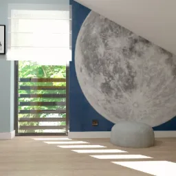 Pokój dziecięcy na poddaszu z fototapetą przedstawiającą księżyc, żółtym krzesłem i roletą typu dzień-noc.