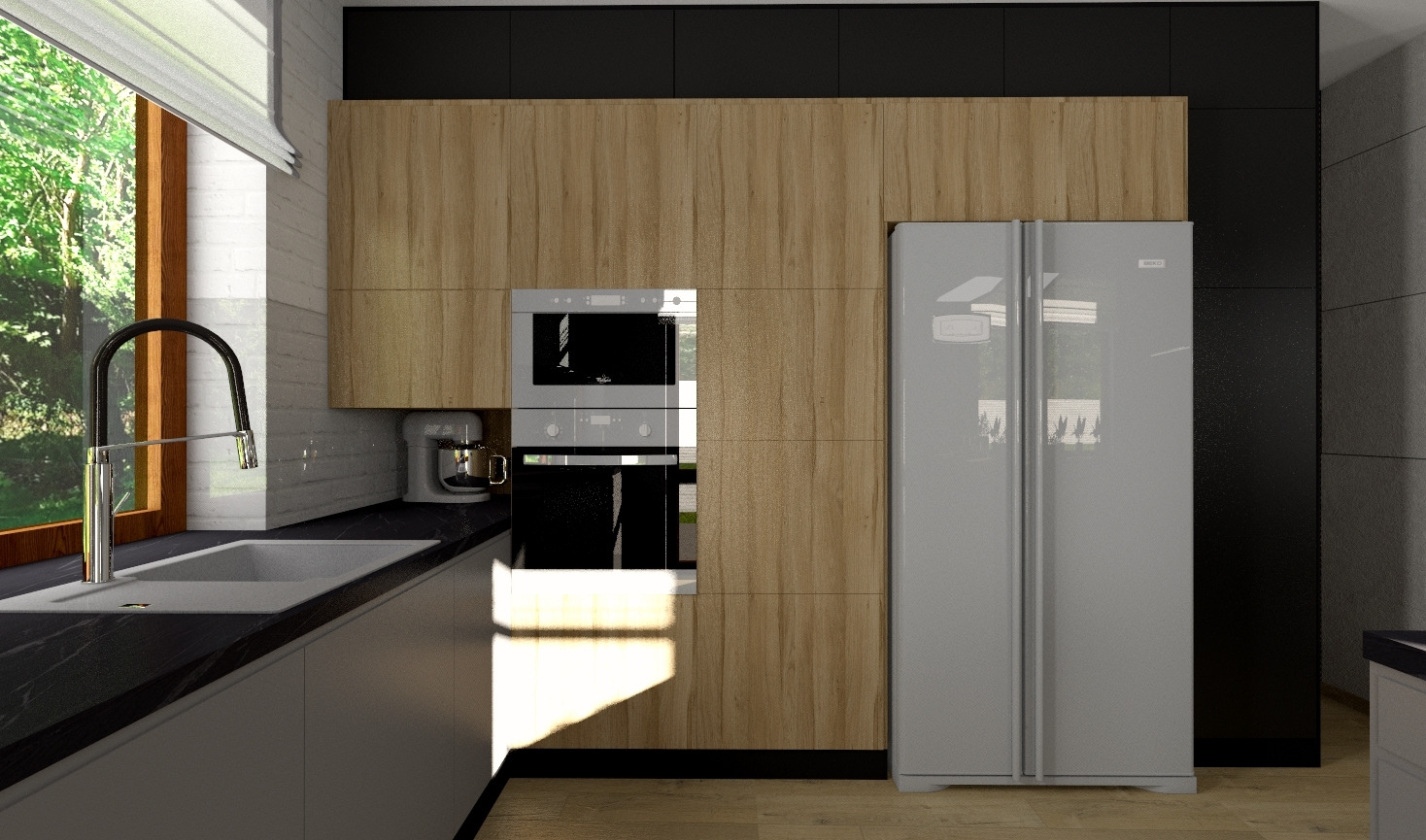 Nowoczesna kuchnia z drewnianymi frontami, szarą lodówką side-by-side i czarnym blatem, widok na zieleń za oknem.