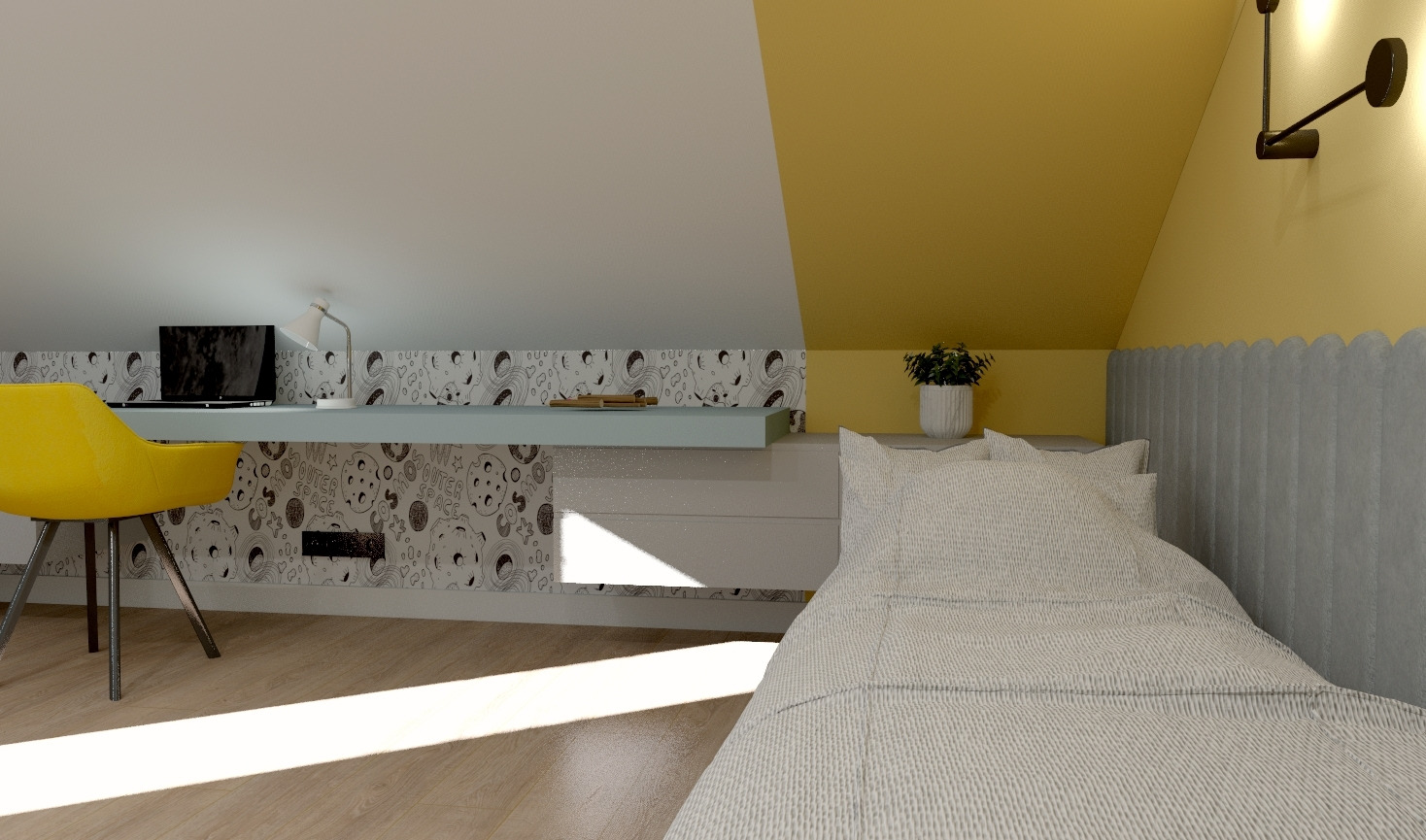 Pokój na poddaszu z żółtą ścianą i biurkiem z laptopem, nad którym wisi lampka, obok łóżko z szarą ramą i rośliną w doniczce.