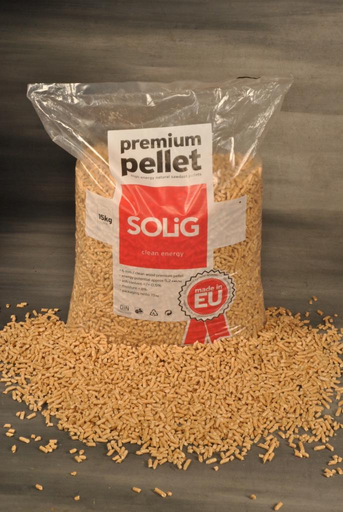 Worek pelletu marki Solig 15kg, z certyfikatem Made in EU, rozsypany na szarym tle. Widoczny napis 'clean energy' i informacje o parametrach.
