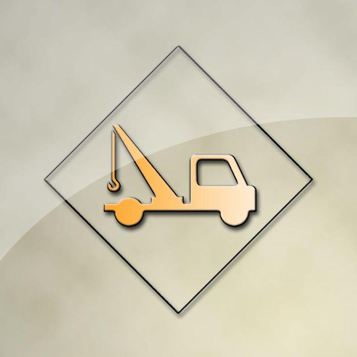 Grafika lawety w złotym odcieniu, umieszczona w przezroczystym rombie na rozmytym, beżowym tle. Prosty, wektorowy styl.