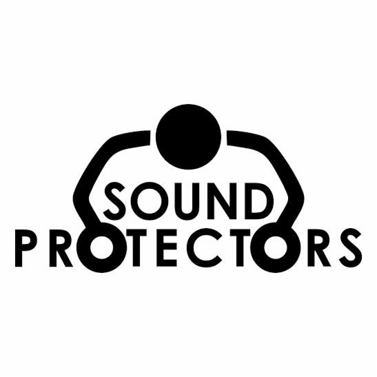 Czarno-białe logo przedstawiające schematyczną postać z okrągłą głową i ramionami otaczającymi napis 'SOUND PROTECTORS'.