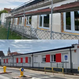 Dzielone ujęcie budynku: górna część ukazuje elewację w trakcie ocieplania z widocznymi rusztowaniami i nowymi oknami, dolna część prezentuje odnowioną elewację z czerwonymi akcentami i roletami.