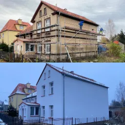 Porównanie elewacji domu przed i po remoncie: od beżowej, brudnej ściany z rusztowaniem i pracownikami, do gładkiej, białej elewacji po renowacji.
