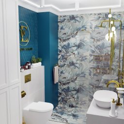 Czwarty Wymiar - Wizualizacja nowoczesnej łazienki z niebieskimi akcentami, kwiatowymi płytkami i złotymi detalami, w tym armaturą i akcesoriami, oraz logo salonu kosmetycznego na ścianie.