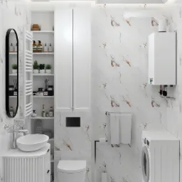 Elegancka łazienka w bieli i marmurze z umywalką na szafce z frezowanymi frontami, toaletą, pralką i grzejnikiem drabinkowym. Całość dopełnia oświetlenie punktowe.