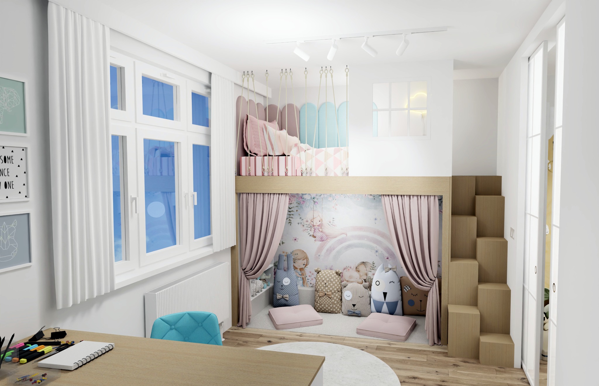 Pokój dziecięcy z łóżkiem na antresoli, różowe zasłony, tapeta z motywem bajkowym, poduszki w kształcie zwierząt, drewniane schody, biurko z przyborami do pisania i turkusowe krzesło.
