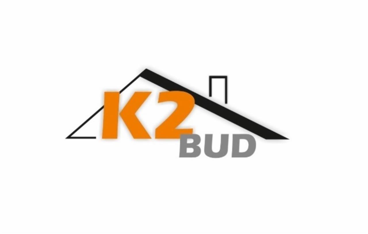 Logo firmy budowlanej K2 Bud z symbolem dachu w kolorze czarnym i pomarańczowym na białym tle.