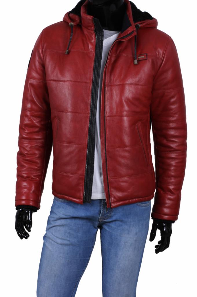 Czerwona, skórzana kurtka męska z kapturem, prezentowana na manekinie z dżinsami. Pikowana, z czarnym zamkiem błyskawicznym i detalami.