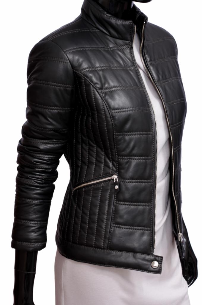 Czarna, pikowana kurtka skórzana damska na manekinie, z widocznym zamkiem błyskawicznym i kieszenią na suwak. Elegancki krój, idealna na chłodniejsze dni.