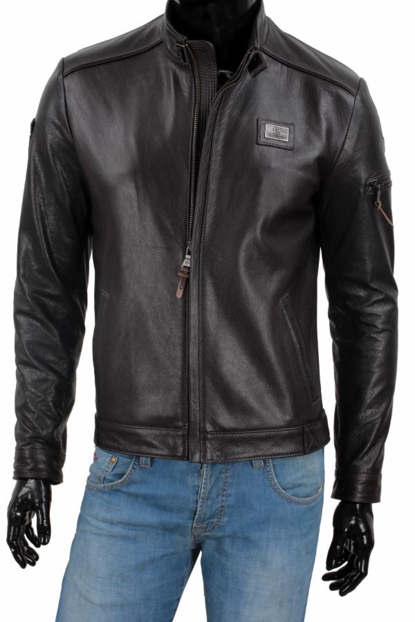 Ciemnobrązowa, skórzana kurtka męska z metalowym logo na piersi, zapinana na zamek błyskawiczny, widoczna na manekinie z dżinsami.