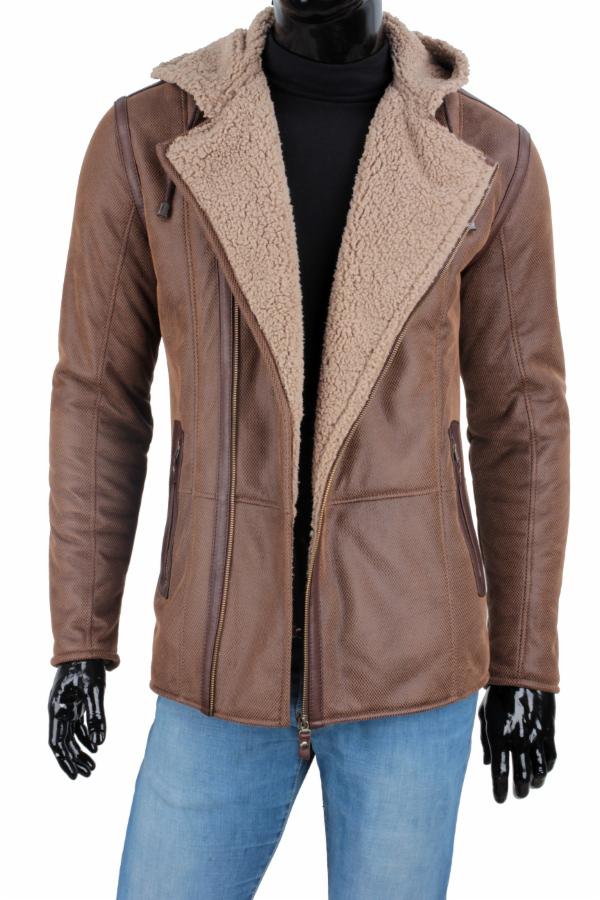 Brązowa kurtka męska z futrzanym kołnierzem, zapinana na zamek, na manekinie w jeansach. Widoczne detale: kieszenie, tekstura materiału. Styl casual, jesienno-zimowy.