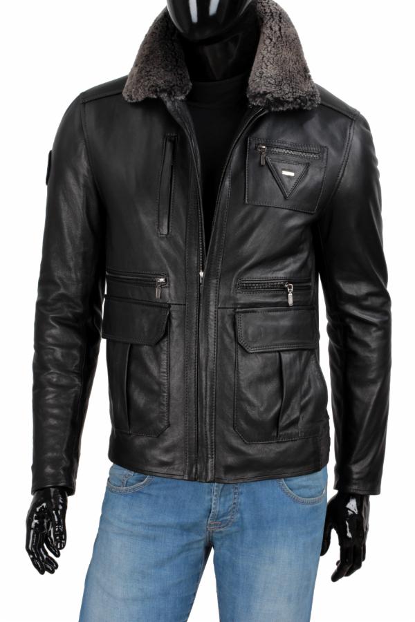 Czarna, skórzana kurtka męska z futrzanym kołnierzem, zapinana na zamek, z kieszeniami na piersiach i biodrach, na manekinie w dżinsach, na białym tle.