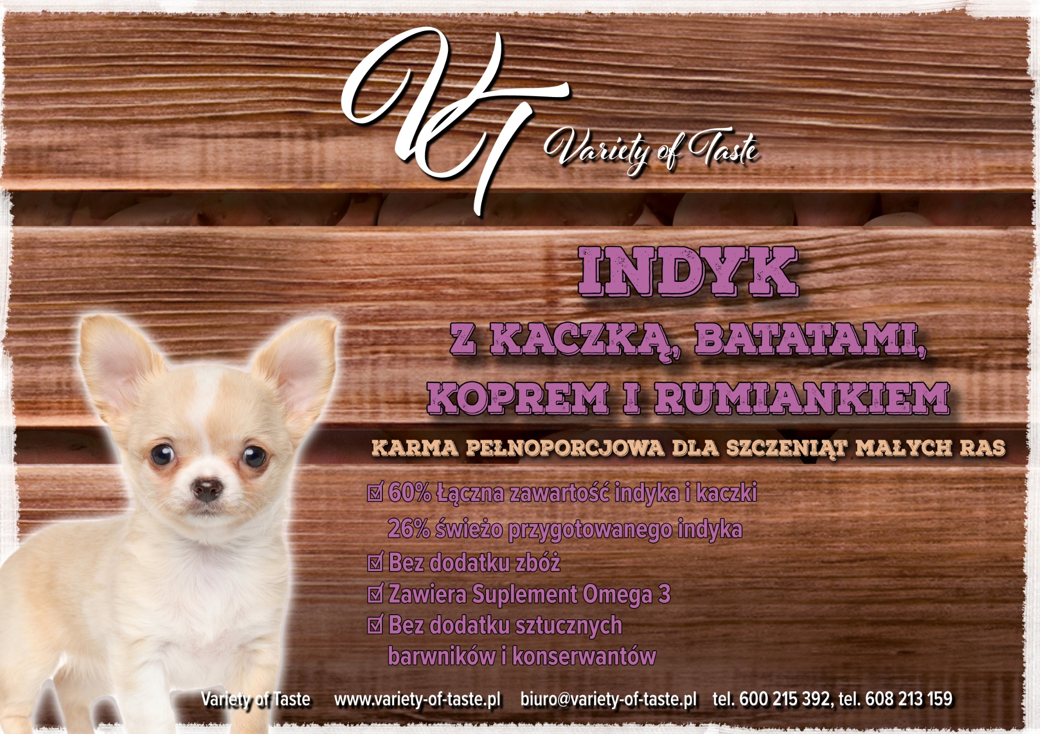 Reklama karmy dla szczeniąt małych ras z indykiem, kaczką, batatami, koprem i rumiankiem, na tle drewnianej ściany, z wizerunkiem szczeniaka rasy chihuahua