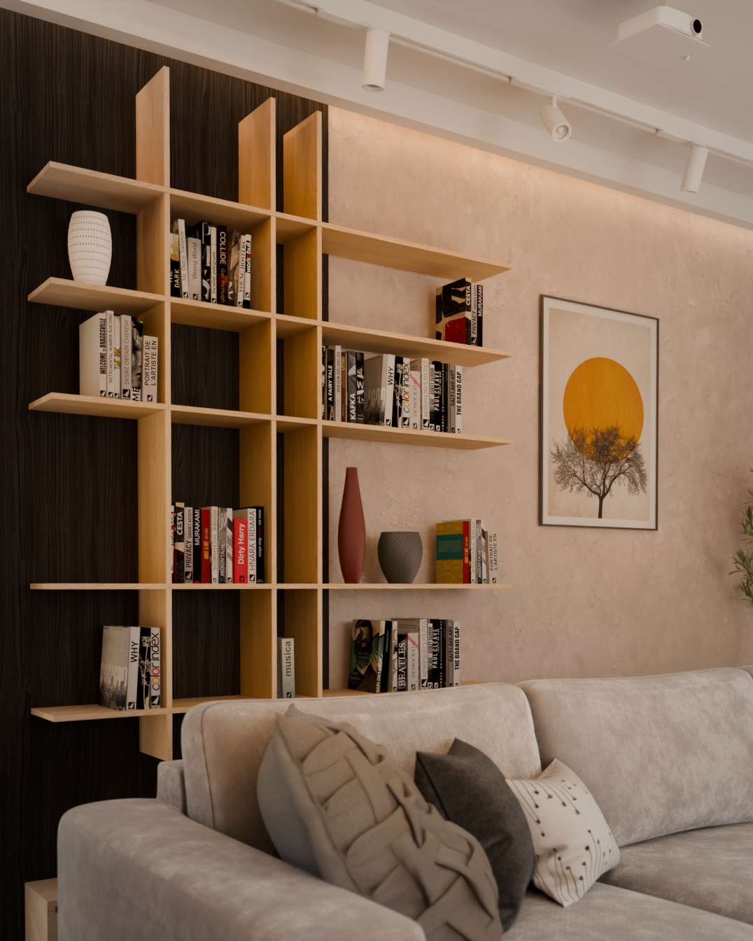 Jasne, drewniane półki z książkami i dekoracjami nad beżową sofą z poduszkami w nowoczesnym salonie. Obraz z drzewem i słońcem na ścianie.