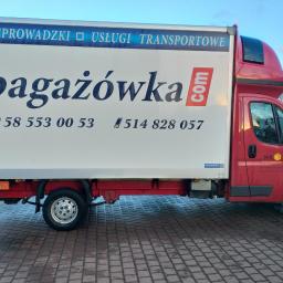 YELLOW TRANSPORT ROBERT ŻÓŁTY - Czerwony samochód dostawczy z białą zabudową i napisem 'bagażówka.com' oraz numerami telefonów, zaparkowany na brukowanej nawierzchni. Widoczne logo firmy MK Przeprowadzki na drzwiach kabiny.