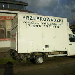 Duże auto transportowe.