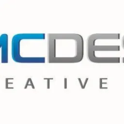 Logo 'MCDESIGN Creative Agency' z trójwymiarową kulą w błękitno-szarej kolorystyce. Nazwa firmy w kolorach niebieskim i szarym. Minimalistyczny design na białym tle.