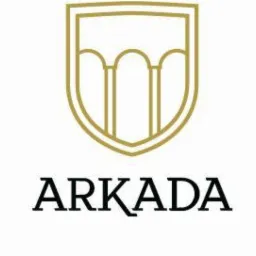 Minimalistyczne logo firmy ARKADA: złoty herb z trzema łukami i czarny napis poniżej, na białym tle. Elegancki i nowoczesny design.