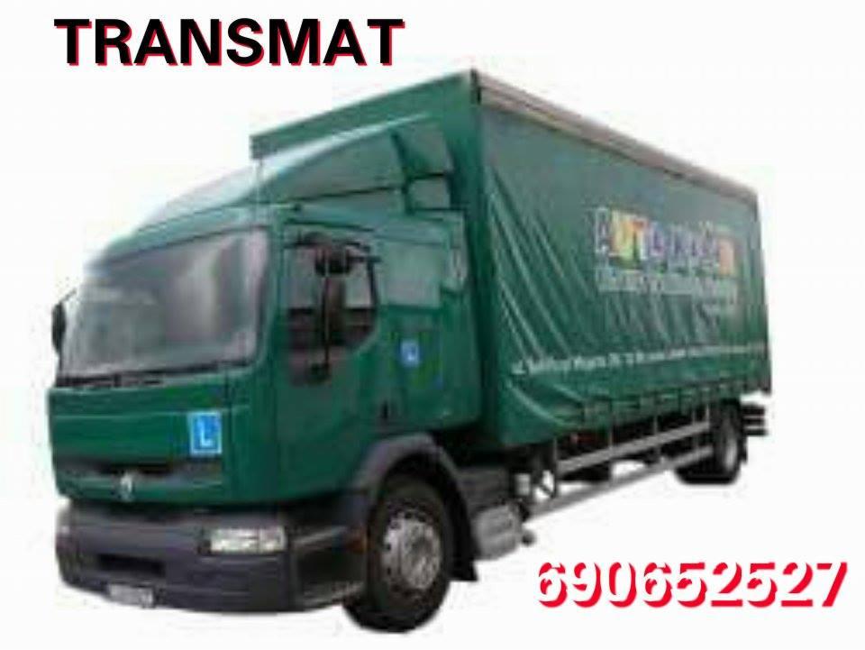 Zielona ciężarówka z plandeką, widoczny numer telefonu. Na plandece kolorowe logo. Znak 'L' na kabinie. Ujęcie z boku, na białym tle. Transmat.