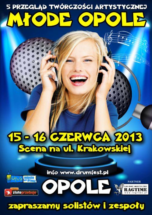 Plakat festiwalu Młode Opole z uśmiechniętą blondynką w słuchawkach, mikrofonami i nutami. Informacje o dacie i miejscu wydarzenia, logo Opola i partnerów.