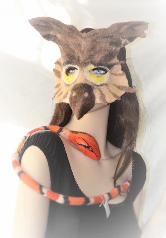 Manekin z filcową maską sowy i filcowym wężem na szyi. Unikalne rękodzieło artystyczne, prezentacja kreatywnych akcesoriów.