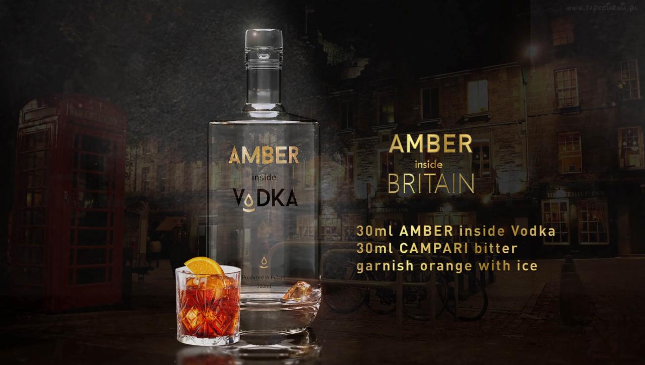 Butelka wódki Amber Inside Vodka i drink na tle londyńskiej budki telefonicznej i pubu The Hive Inn. Kompozycja z elementami brytyjskiego klimatu.
