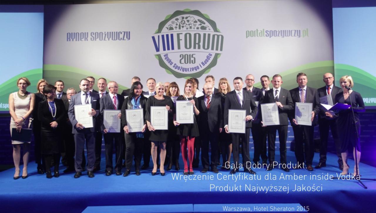 Gala Dobry Produkt: grupa osób na scenie z certyfikatami dla Amber inside Vodka, Warszawa, Hotel Sheraton 2015. Forum Rynku Spożywczego.