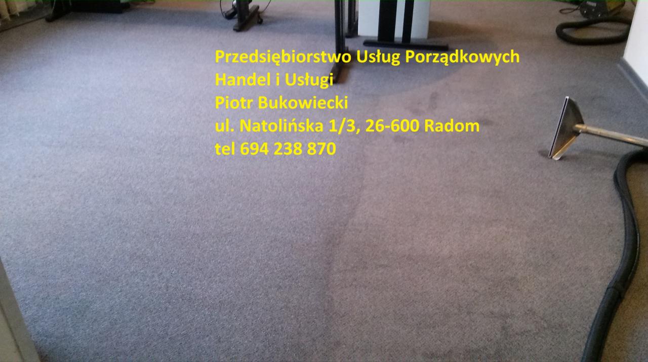 Dywan po czyszczeniu na mokro, widoczna różnica w kolorze i strukturze włókien, zarys urządzenia czyszczącego. Tekst informacyjny nałożony na obraz.