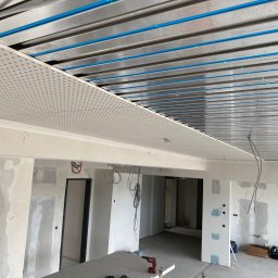 Sufit grzewczy z płytą akustyczną 