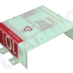 Hat-Trick Janusz Płonka - Precyzyjnie wycięty, przezroczysty element z nadrukiem informacyjnym i logo producenta, wykonany z tworzywa sztucznego. Widoczne metalowe mocowania.