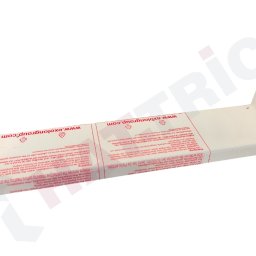 Hat-Trick Janusz Płonka - Biały, metalowy uchwyt z naklejoną folią ochronną z instrukcją, widoczne śruby montażowe i otwór. Całość na jasnym tle, ujęcie z góry.