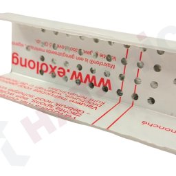 Hat-Trick Janusz Płonka - Kątowy profil z tworzywa z perforacją i nadrukiem informacyjnym, widoczny z bliska, na białym tle. Precyzyjne wykonanie, regularne otwory.