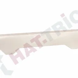 Biały, metalowy profil o nieregularnym kształcie, leżący na białym tle. Widoczne otwory montażowe. Wykończenie matowe.