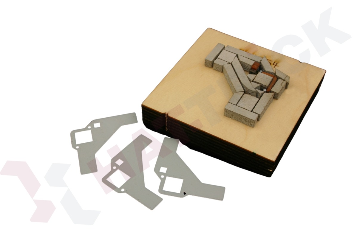 Wykrojnik z drewnianą podstawą i metalowymi elementami tnącymi, używany do precyzyjnego wycinania kształtów z różnych materiałów.