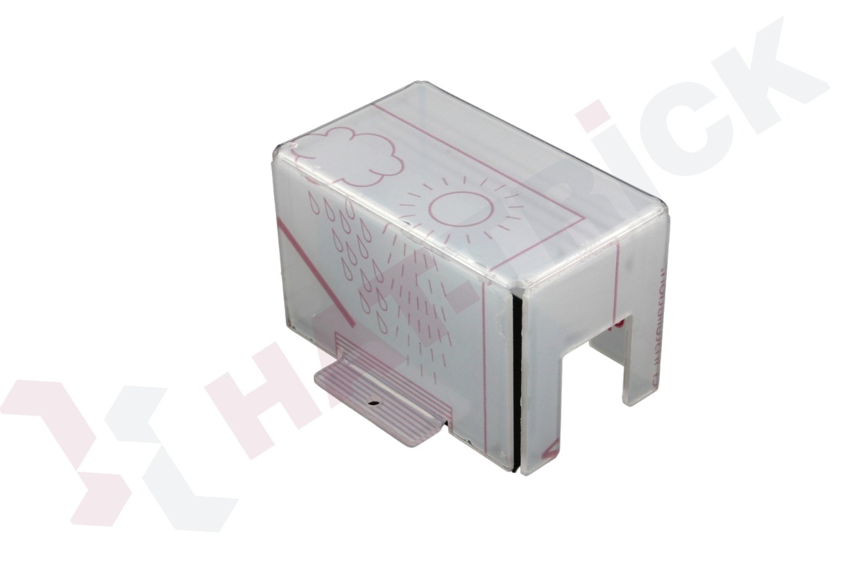 Przezroczysta osłona z nadrukiem słońca i deszczu, wykonana z tworzywa sztucznego. Detal z widocznym mocowaniem. Produkt gotowy do użycia, na białym tle.