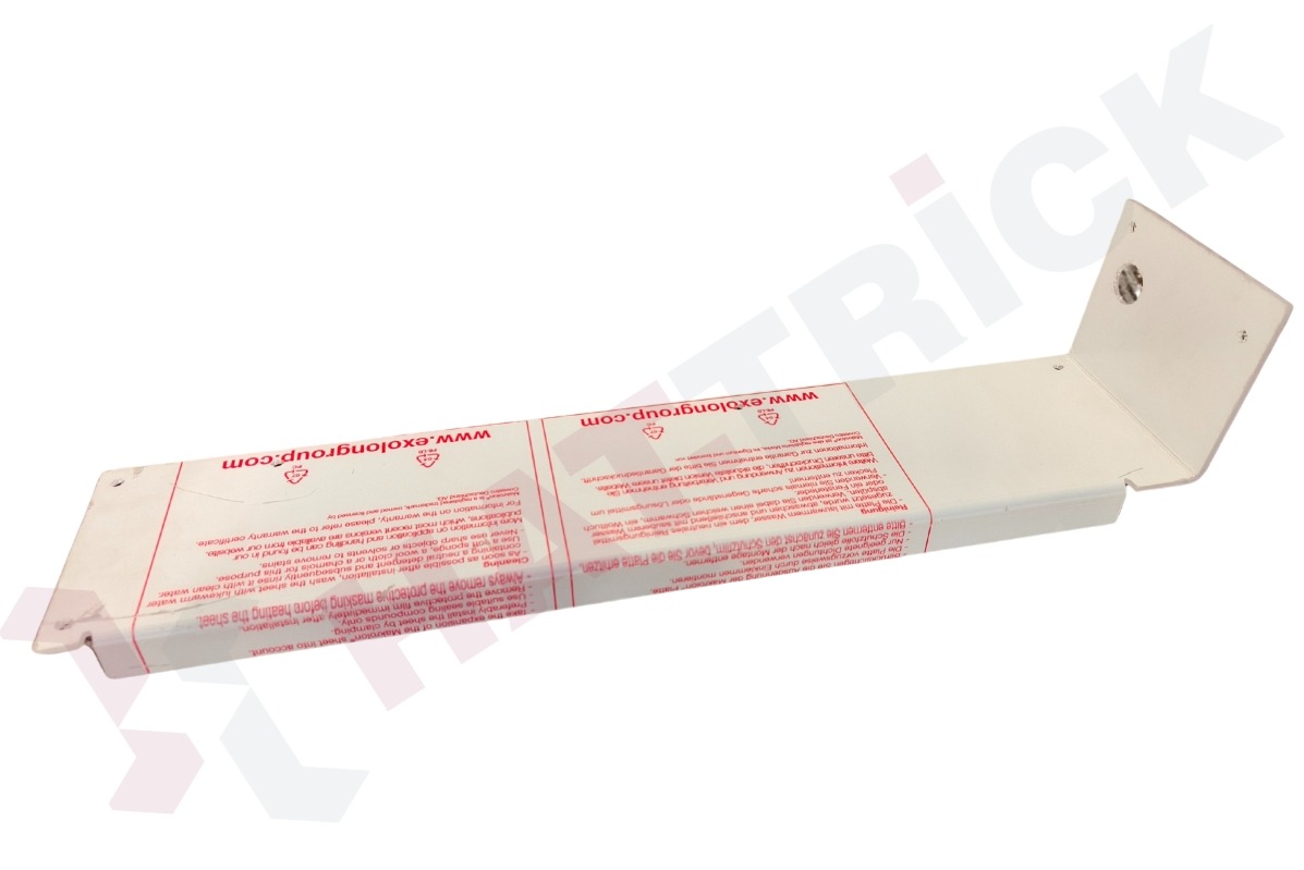 Biały, metalowy uchwyt z naklejoną folią ochronną z instrukcją, widoczne śruby montażowe i otwór. Całość na jasnym tle, ujęcie z góry.