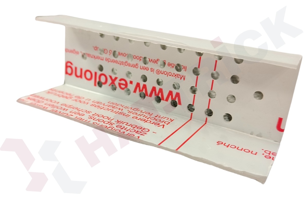Kątowy profil z tworzywa z perforacją i nadrukiem informacyjnym, widoczny z bliska, na białym tle. Precyzyjne wykonanie, regularne otwory.