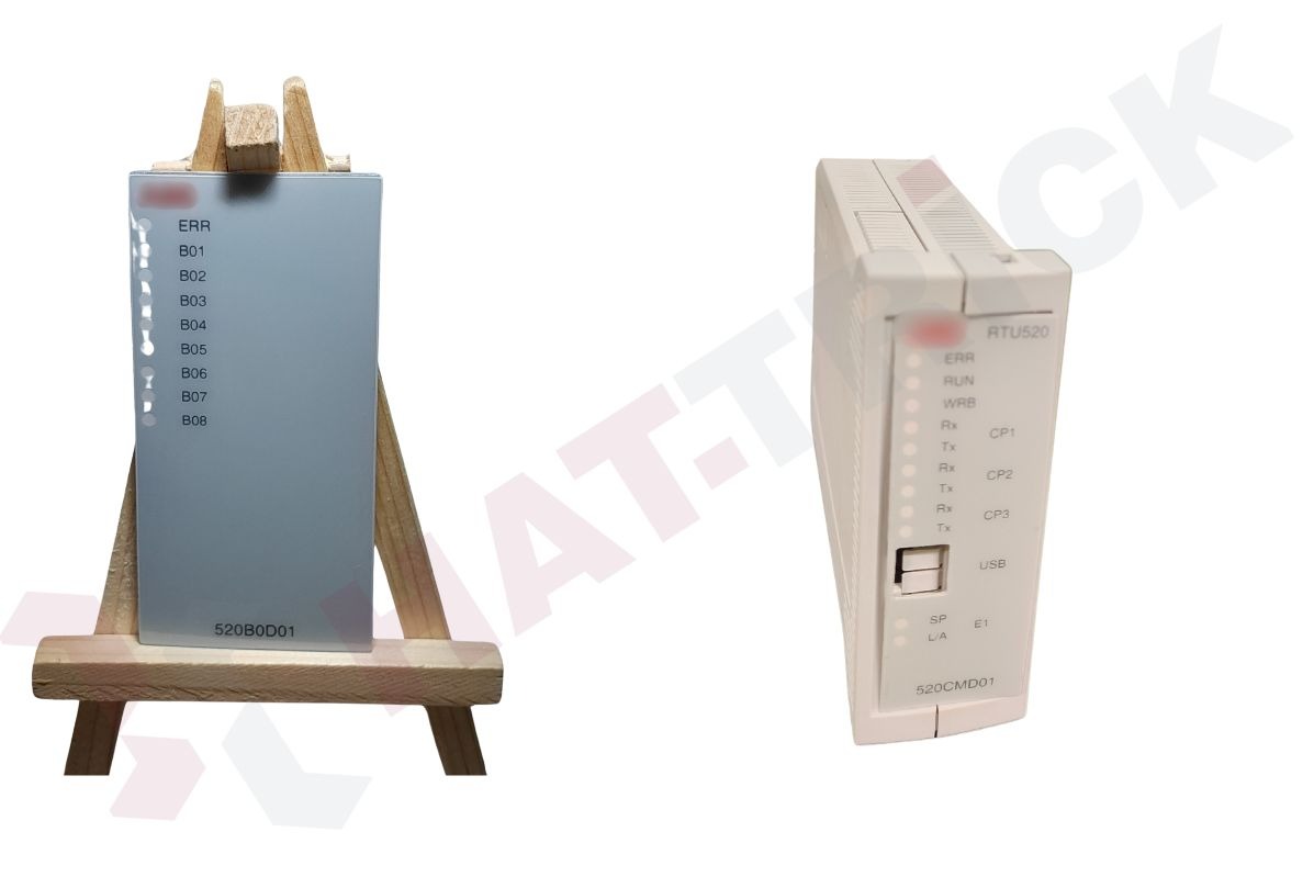 Dwa moduły elektroniczne RTU520 z oznaczeniami, jeden na drewnianym stojaku. Widoczne porty, diody i napisy: ERR, B01-B08, USB, CP1-CP3, E1, LA, 520B0D01, 520CMD01.