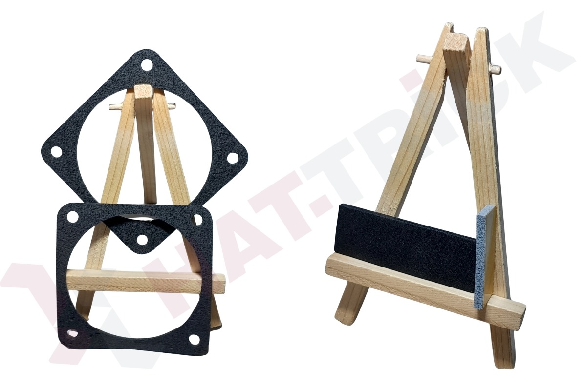 Dwie czarne, teksturowane uszczelki na drewnianych stojakach, prezentowane z różnych perspektyw na białym tle.